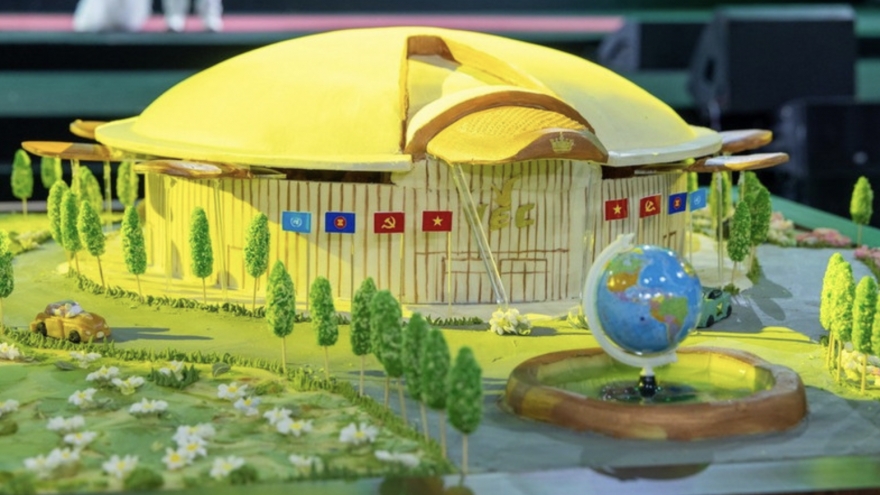 Sticky rice- and bean-made Vietnam Exposition Centre model sets record